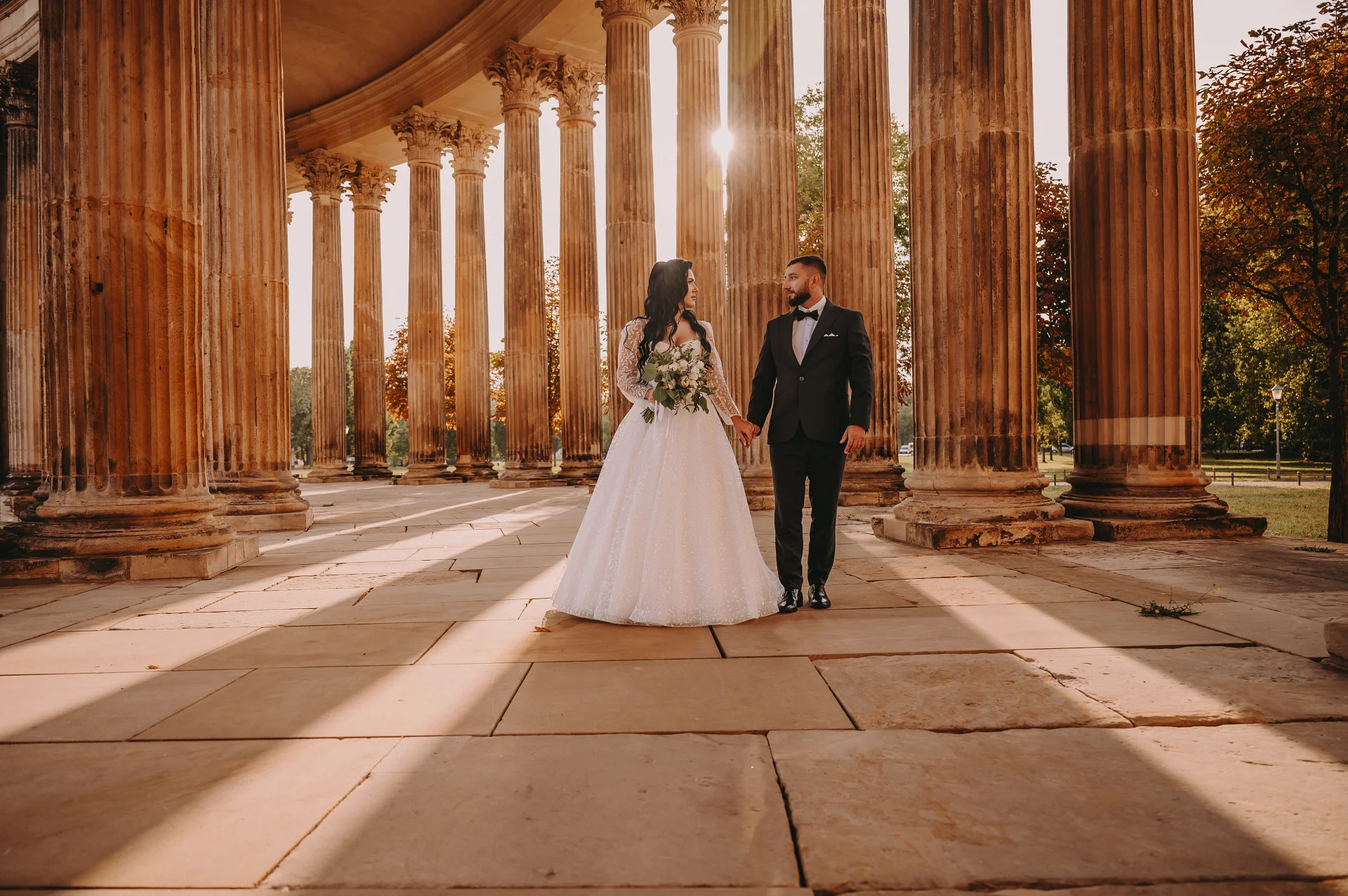 Fotograf ślubny Szczecin - para młoda przed zabytkowym budynkiem